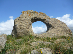 il megalite forato nella Valle dello Jato (Pa)