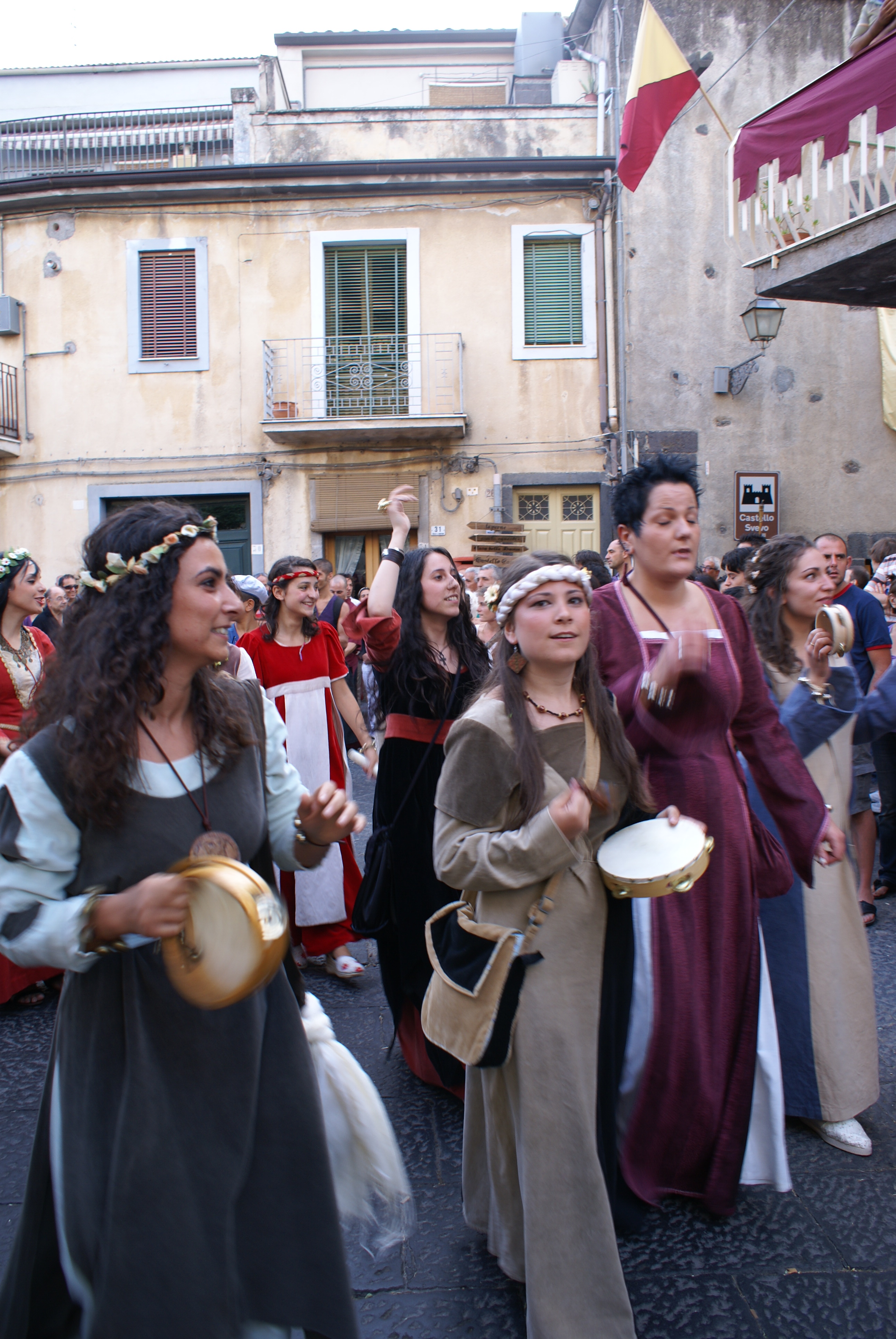 Festa Medievale di Randazzo (Ct). Damigelle.