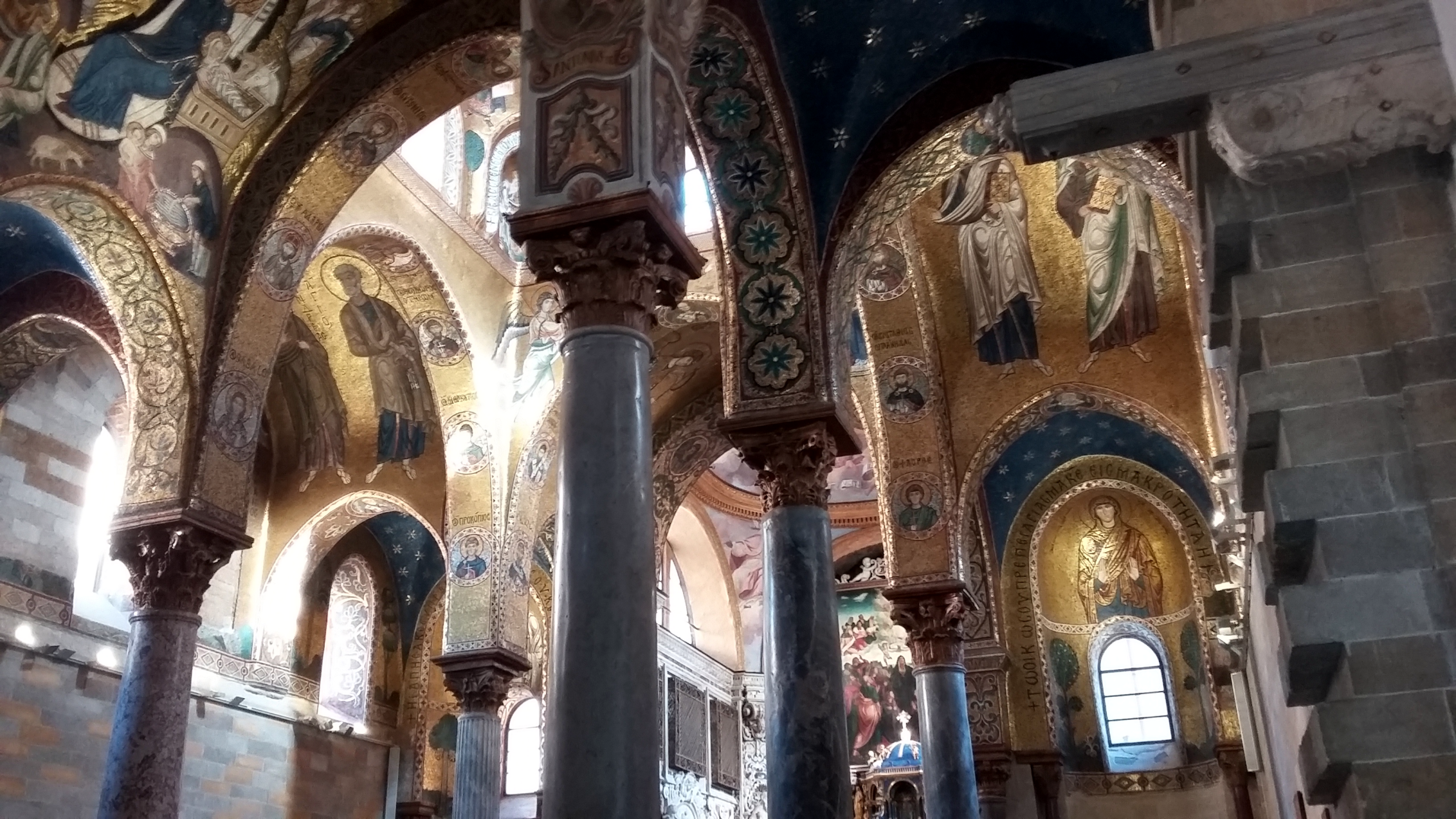 Sicilia turistica insolita e sconosciuta - Chiesa di S. Maria dell'Ammiraglio (Martorana o S. Nicolò dei Greci):  interno della chiesa.