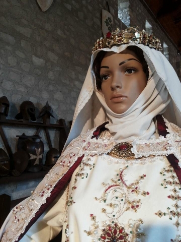 Abito nuziale di Eleonora d'Angiò confezionato da Katia Foti